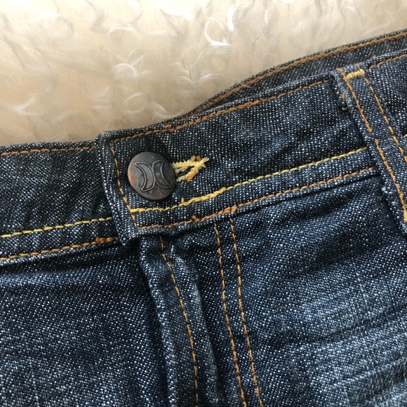 VGC Hurley women’s dark denim jean mini skirt in size 5!! - Picture 2 of 7